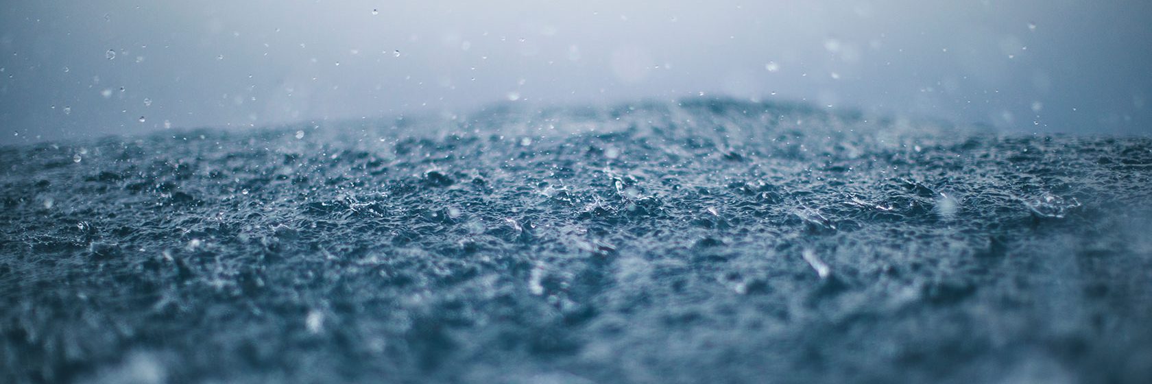 Regndroppar faller på en sjö