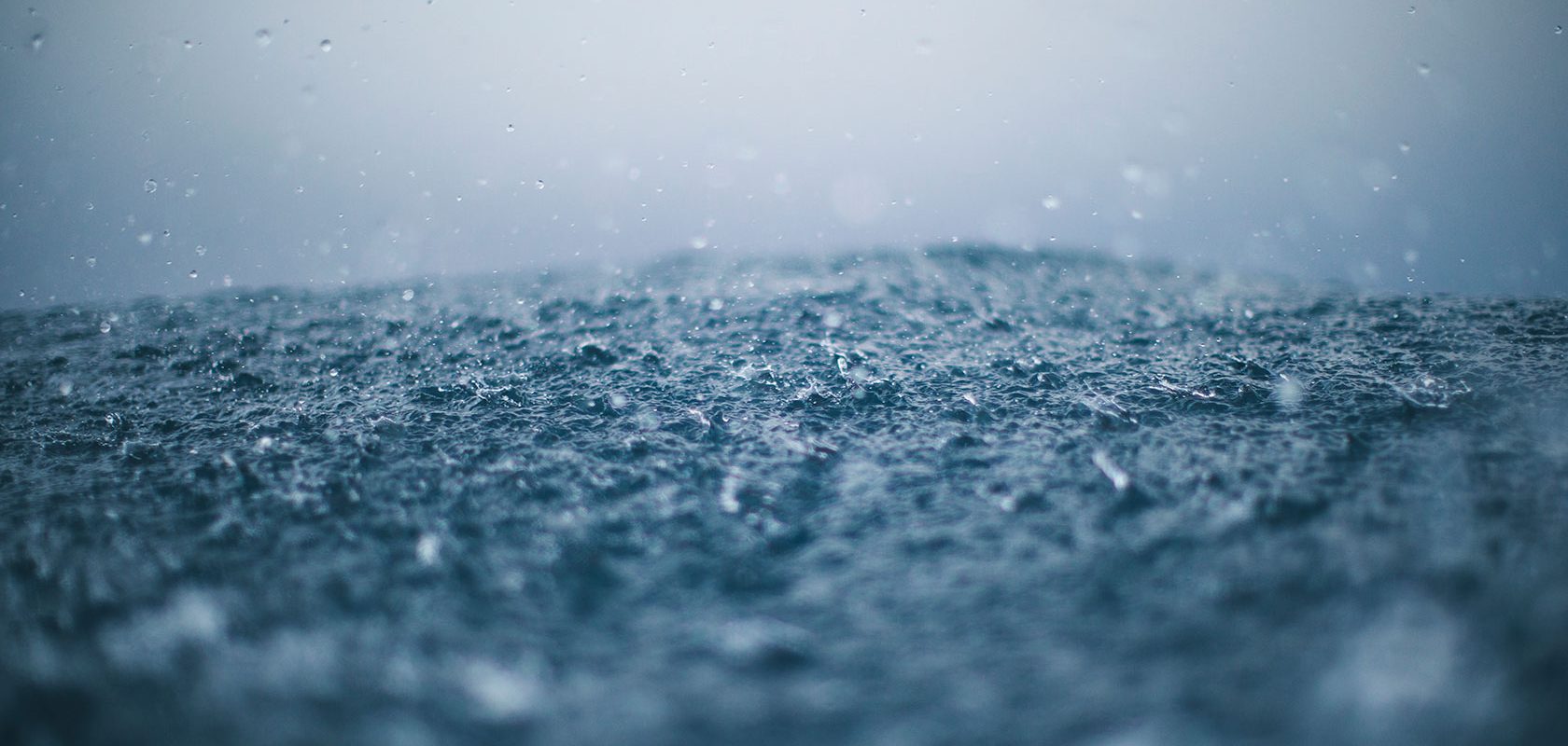 Regndroppar faller på en sjö