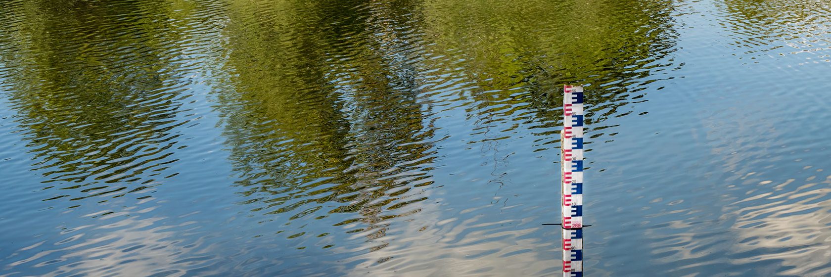 Mätare av vattennivå i en sjö