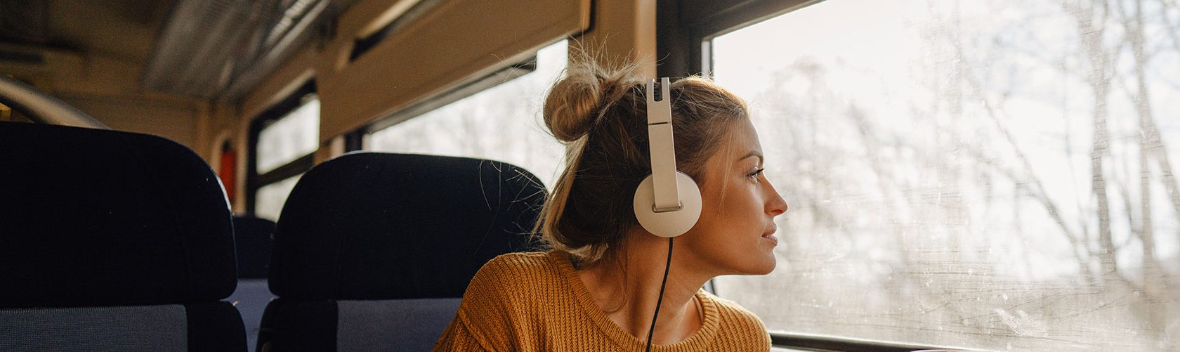 En ung kvinna åker tåg