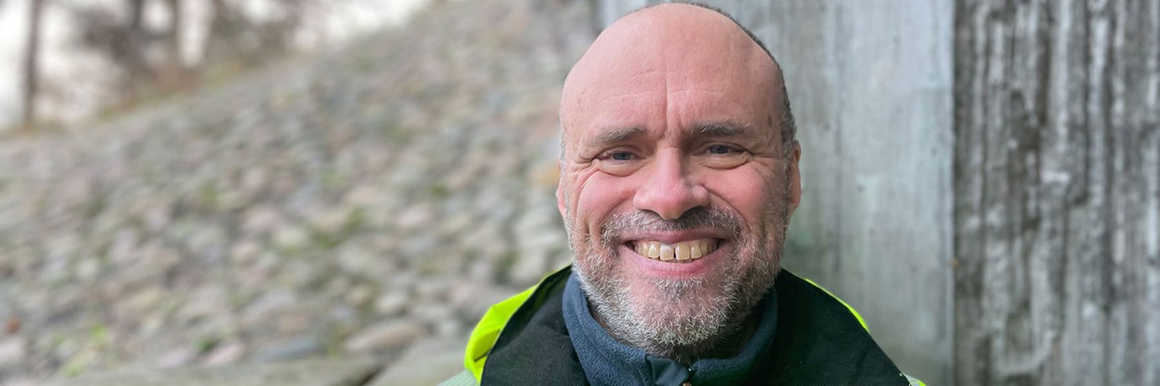 Mikael Jacobsson framför betongvägg