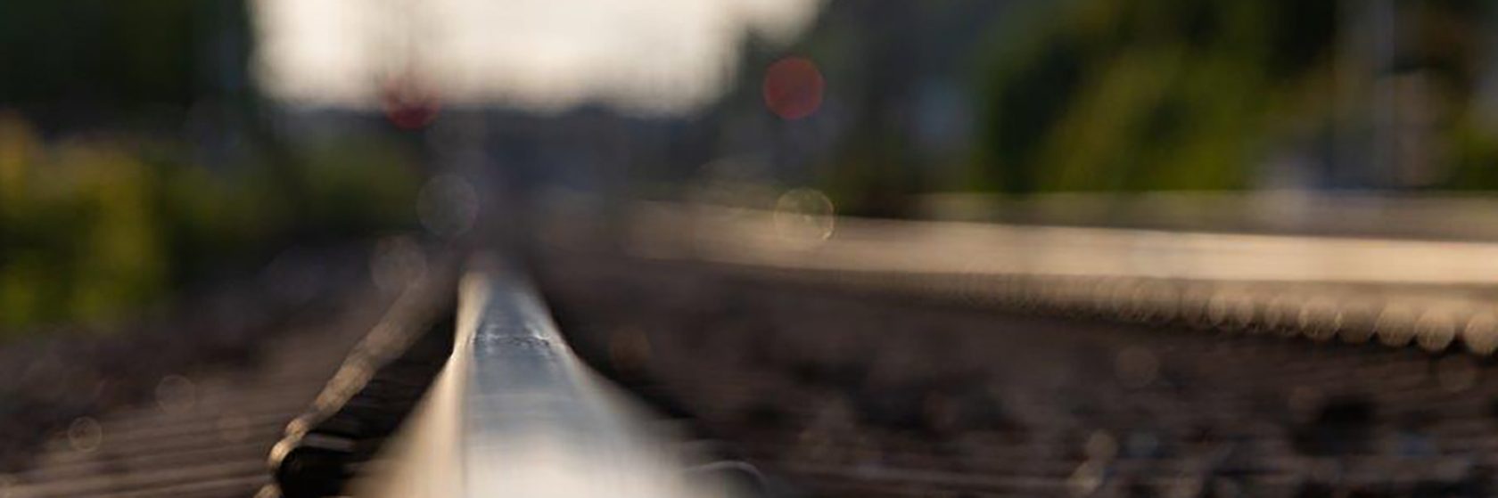 Räls som går mot horisonten