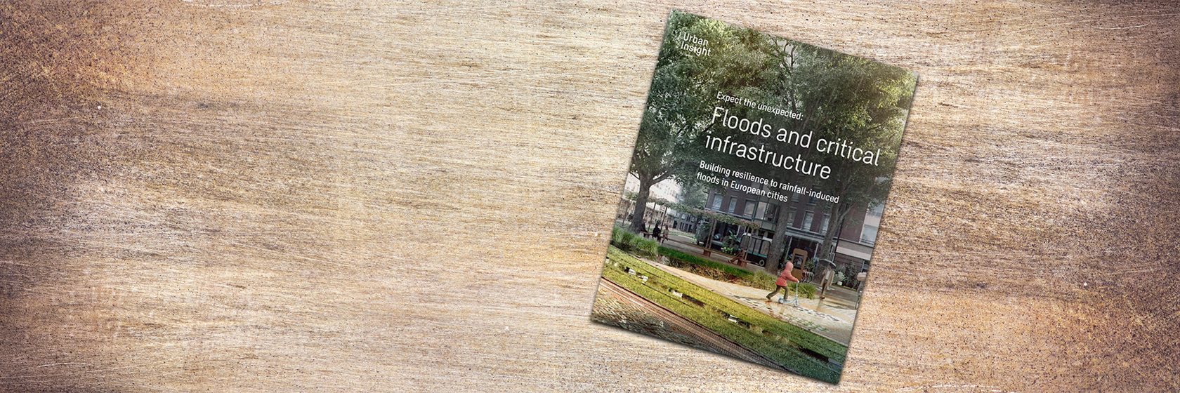 Rapport liggandes på en bordsskiva