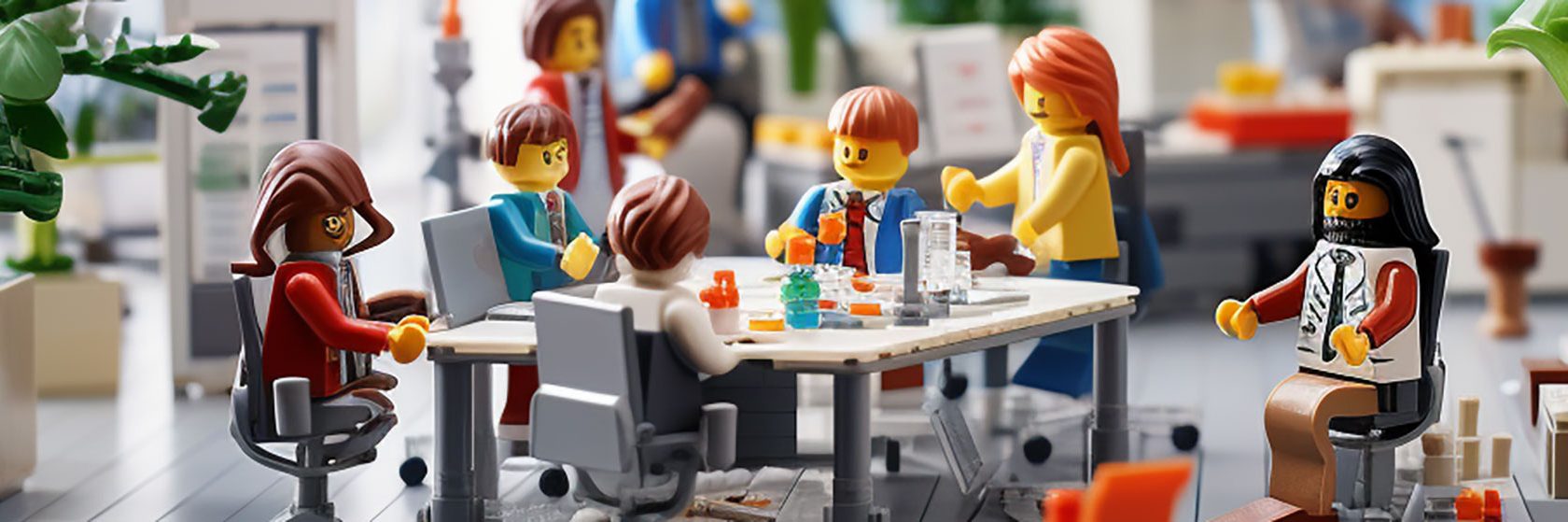 Legogubbar samlade runt ett bord