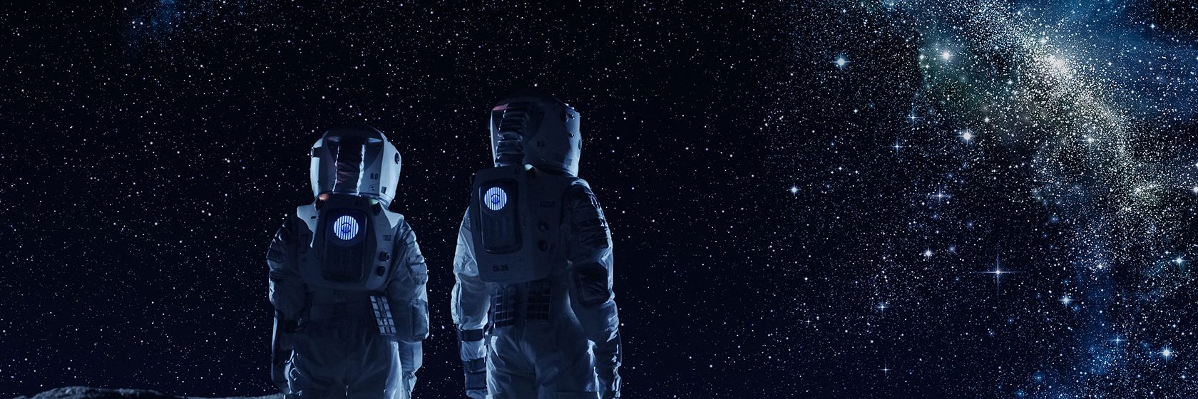 Två astronauter i rymden