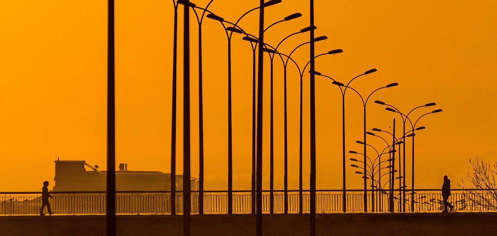 En gångbro i solnedgång