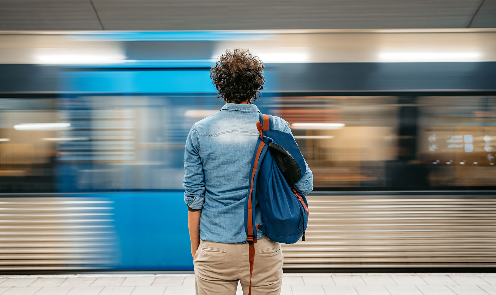 Man framför tunnelbana