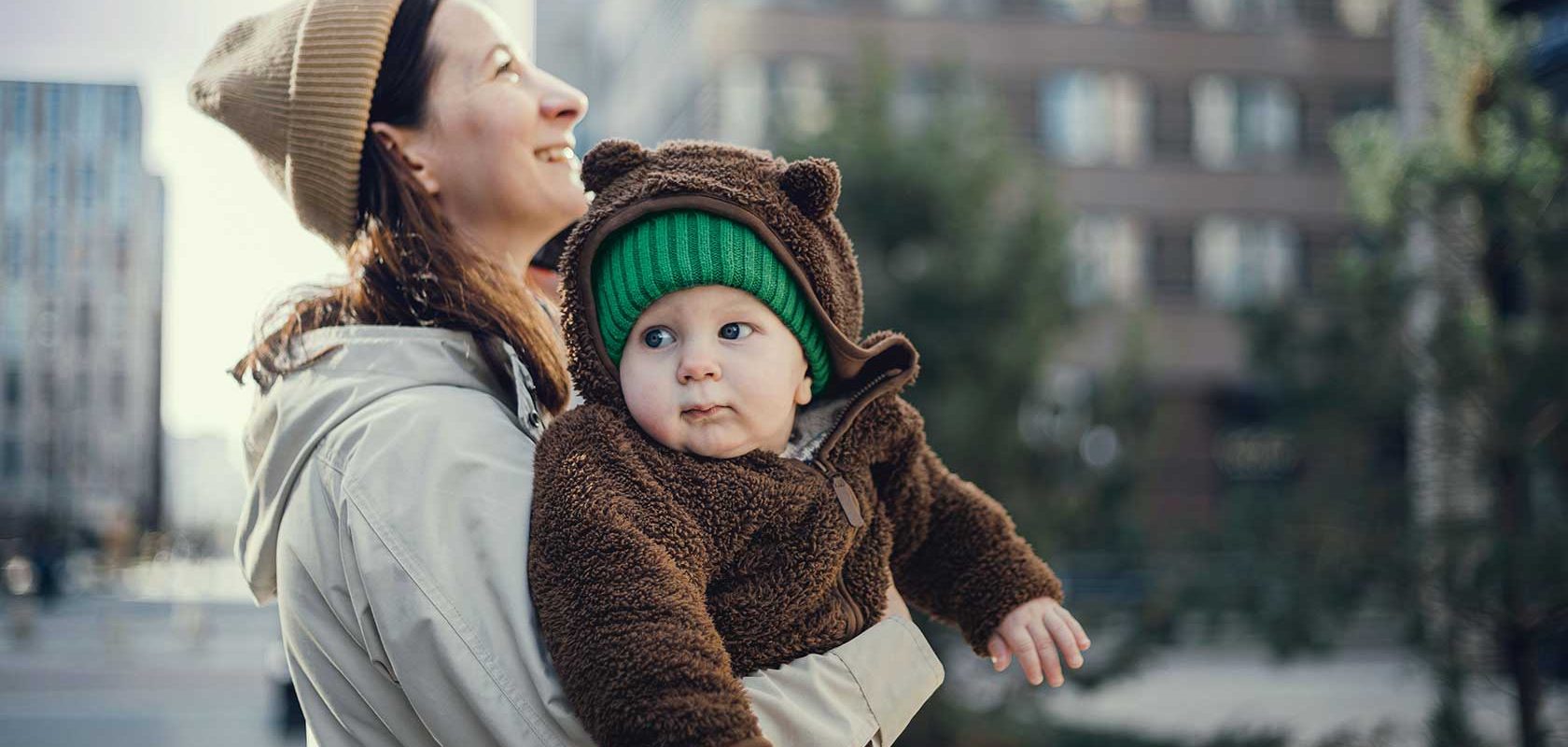 Kvinna med barn i familjen i stadsmiljö