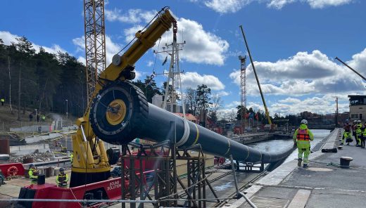 Rör lyfts över sluss med lyftkran