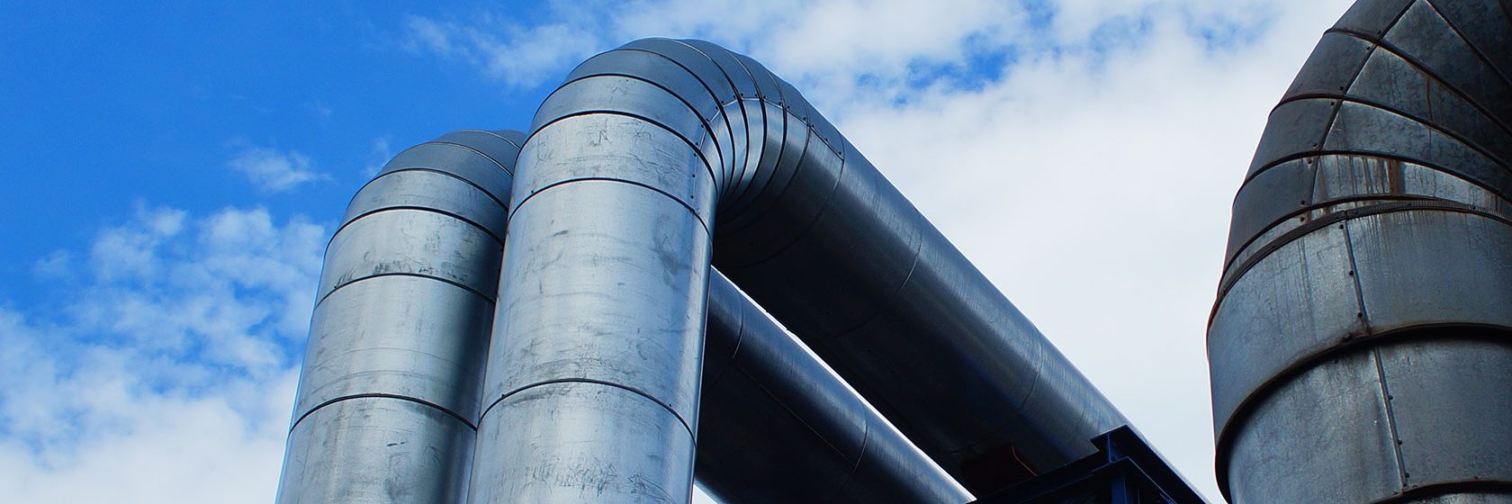 Fjärrvärmerör mot blå himmel