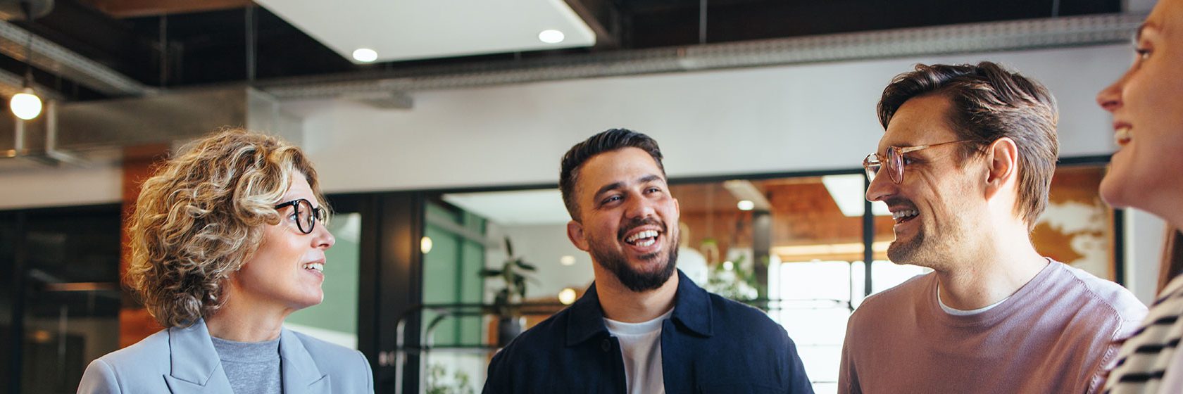 Fyra personer som samtalar