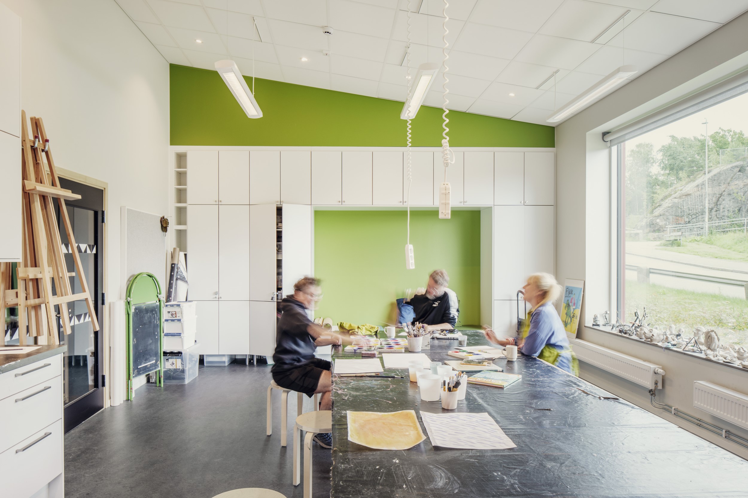 Kulturhuset Bergsjön tre personer vid ett bord