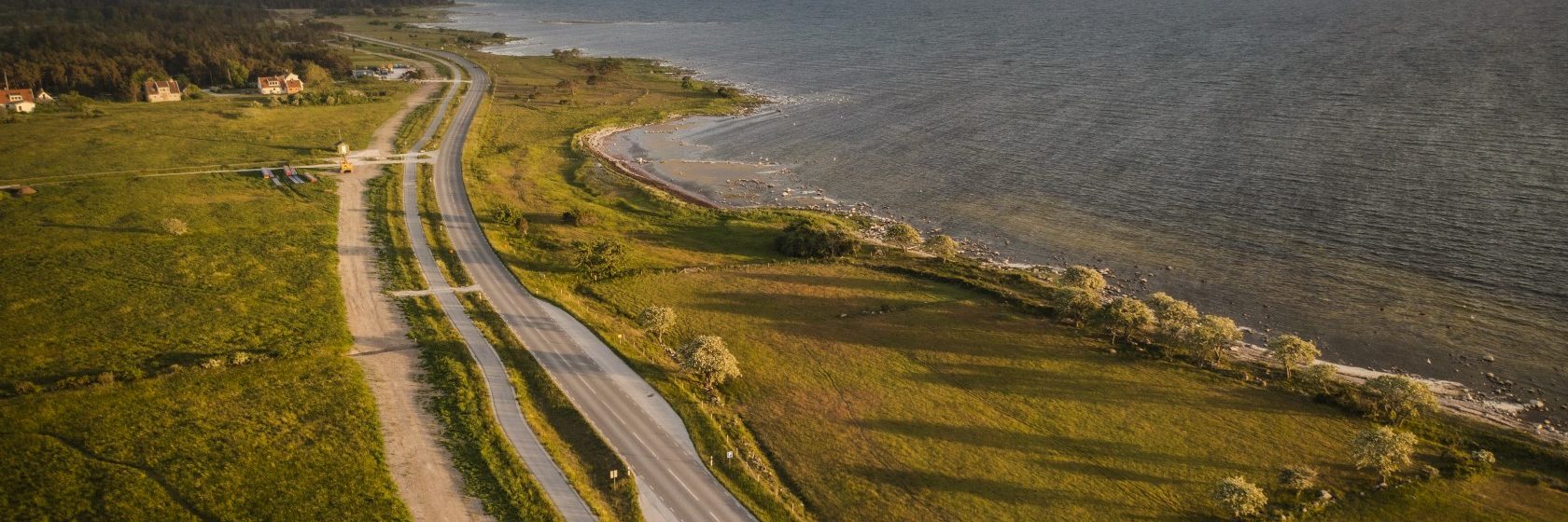 Cykelbana längs vatten