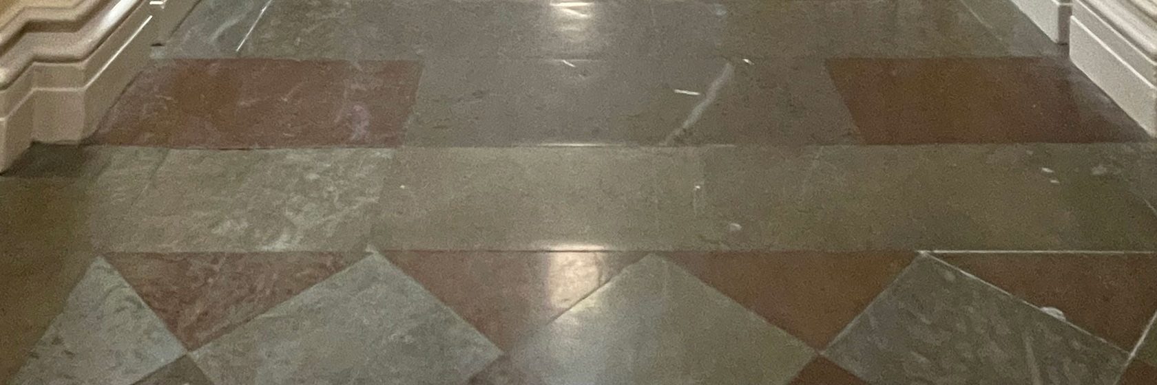 Vackert stengolv i brunt och grått i Norra latins entré