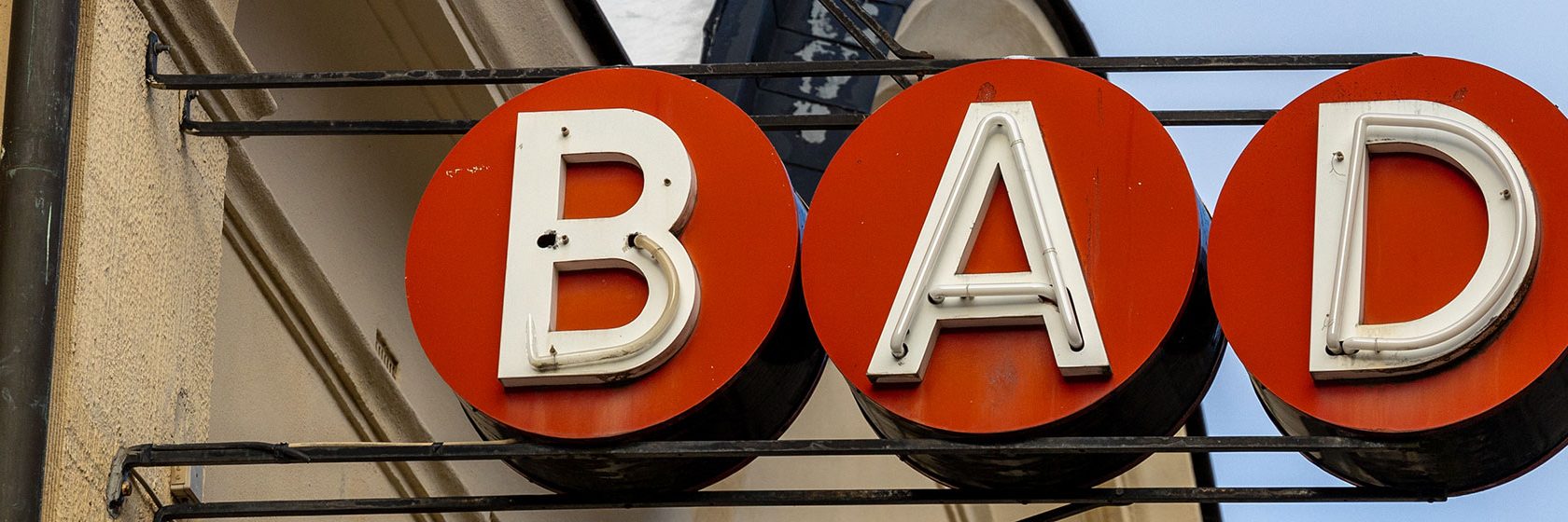 Skylt med bokstäverna BAD
