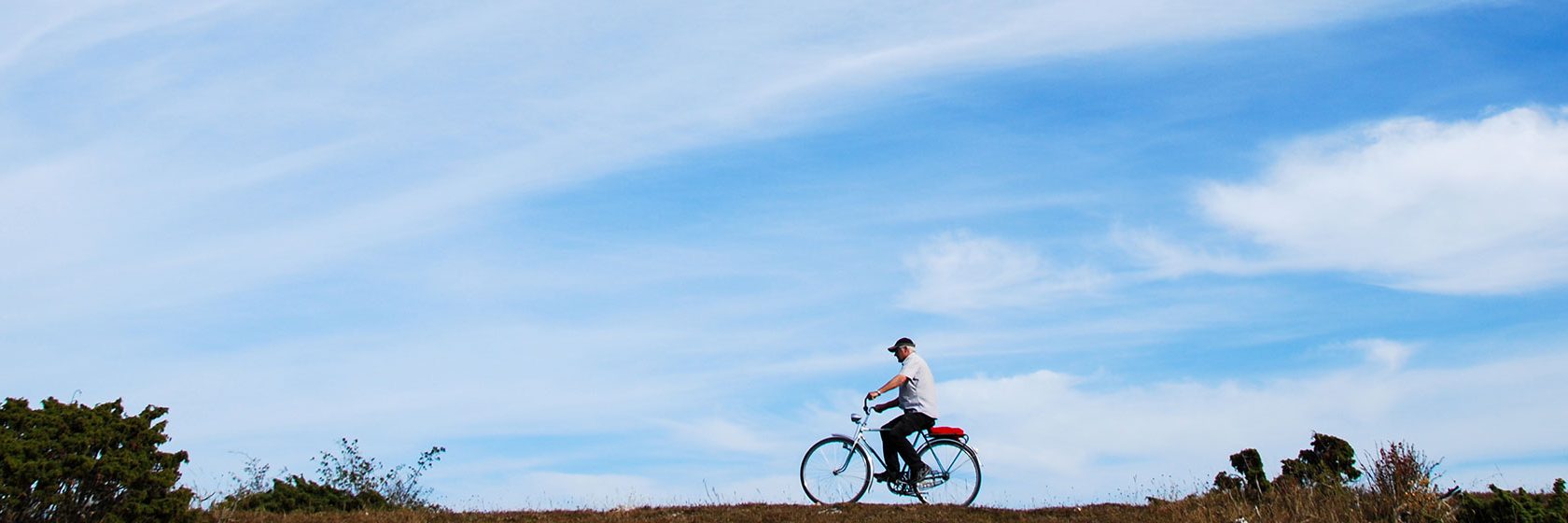 Man cyklar vid horisonten
