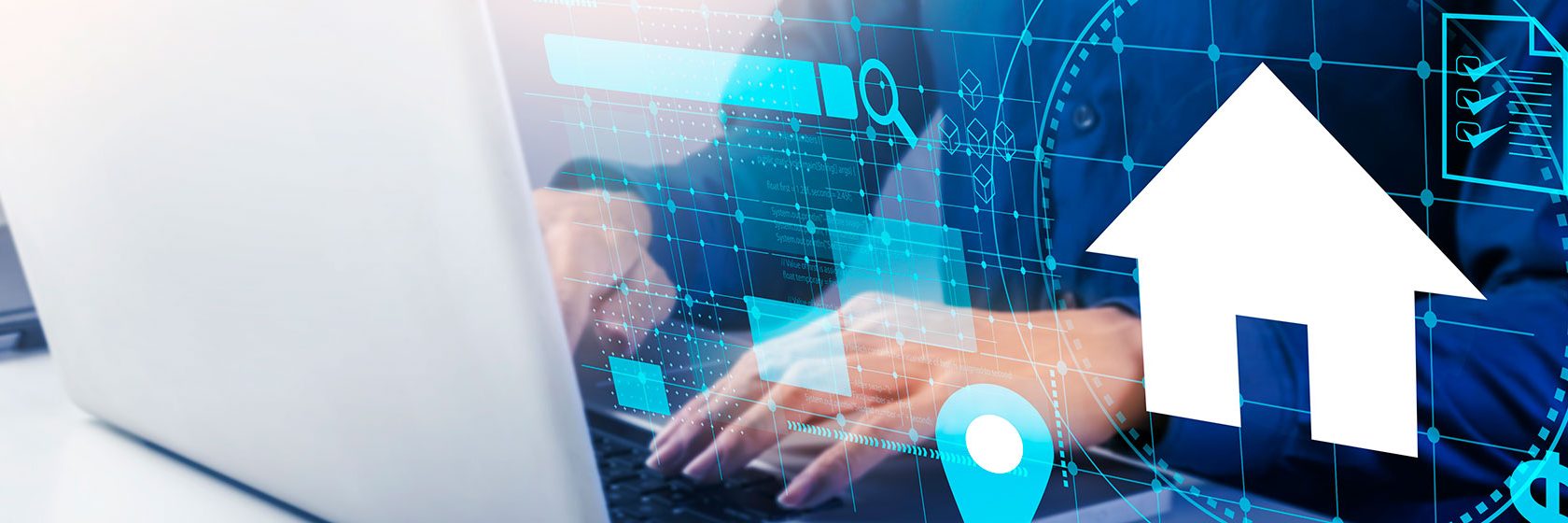 Någon sitter framför en dator och sköter fastigheter