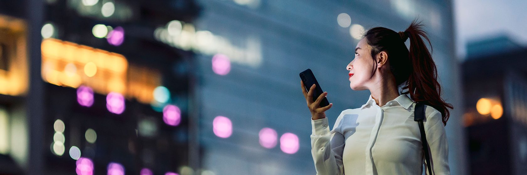 Kvinna med smartphone