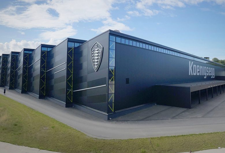 Koenigseggs fabrik med grå fasad och pulpettak