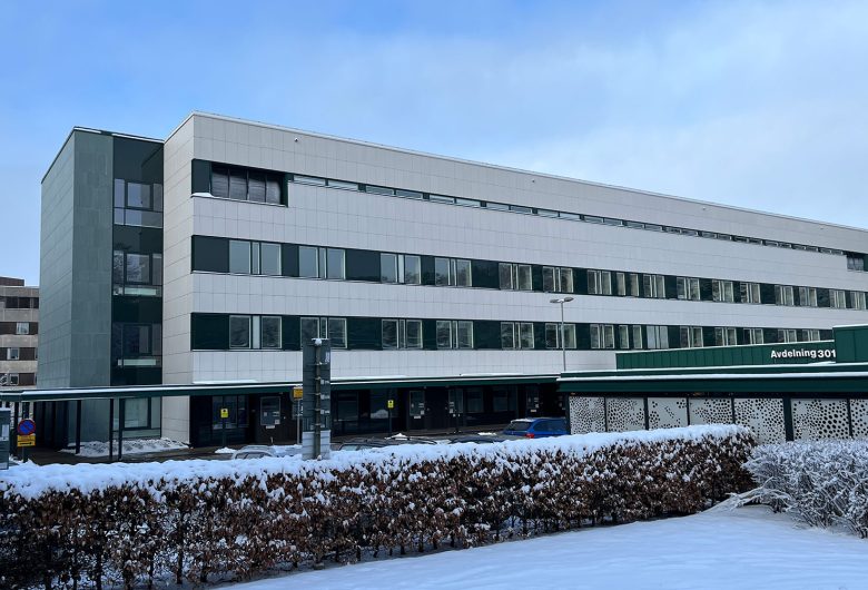 Infektionsklinikens fasad vid Östra sjukhuet i Göteborg. Vit, nyrenoverad fasad med blå himmel i ovankant.