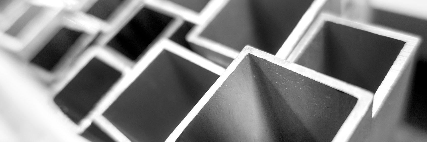 Närbild på stålbalkar