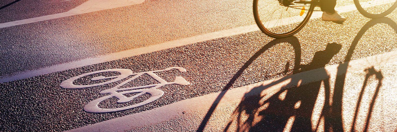 En cykel på en cykelbana i skymningen