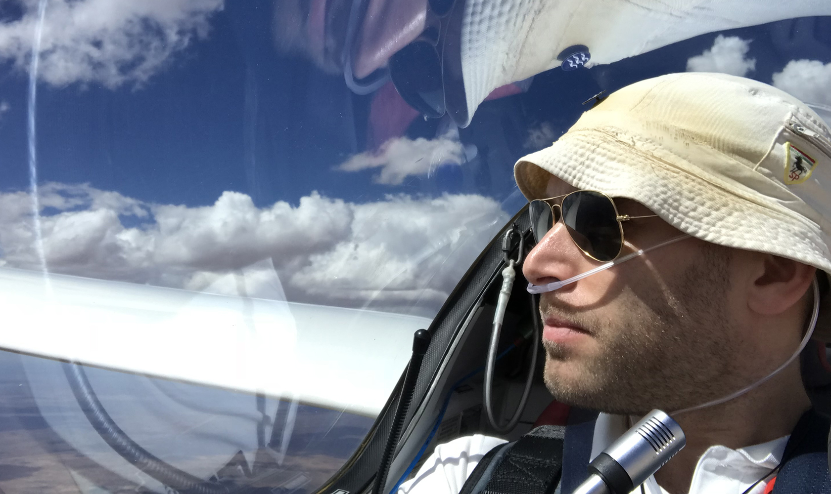 Emil Björck flyger ett segelflygplan framför en blå himmel med vita moln