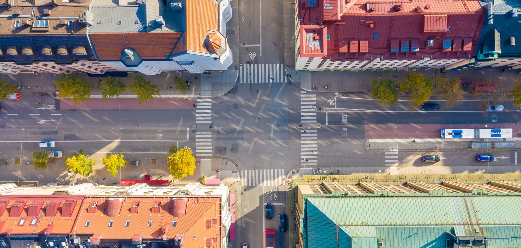 En gata ovanifrån filmad med drönare
