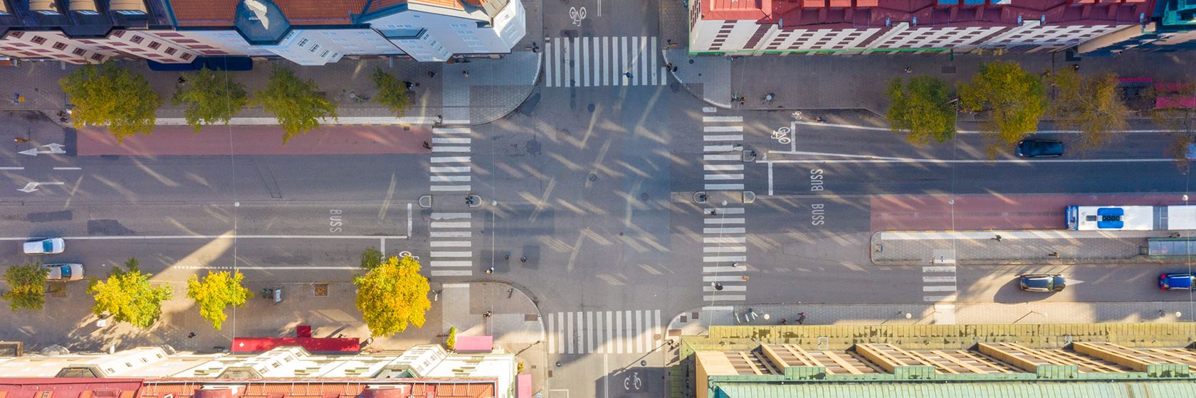 En gata filmad ovanifrån med drönare