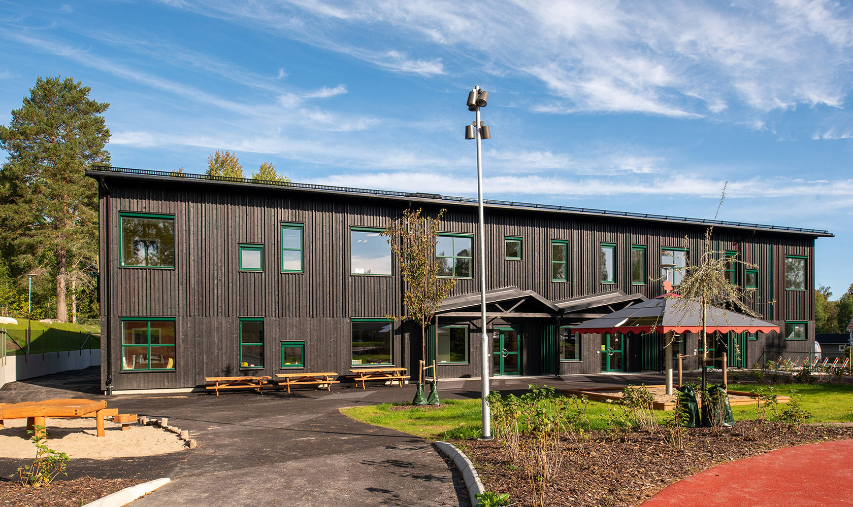 En förskola med en grön gård framför