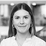 Svartvitt porträttbild på kvinna med långt hår