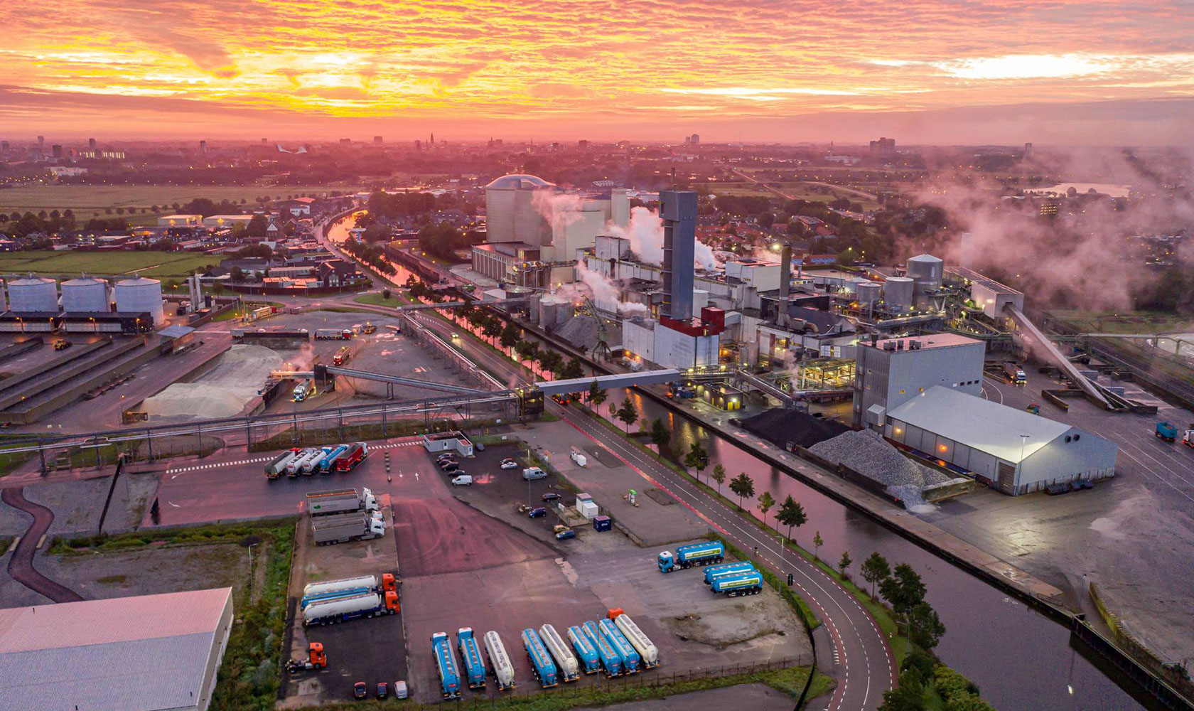 Stort industriområde i solnedgång