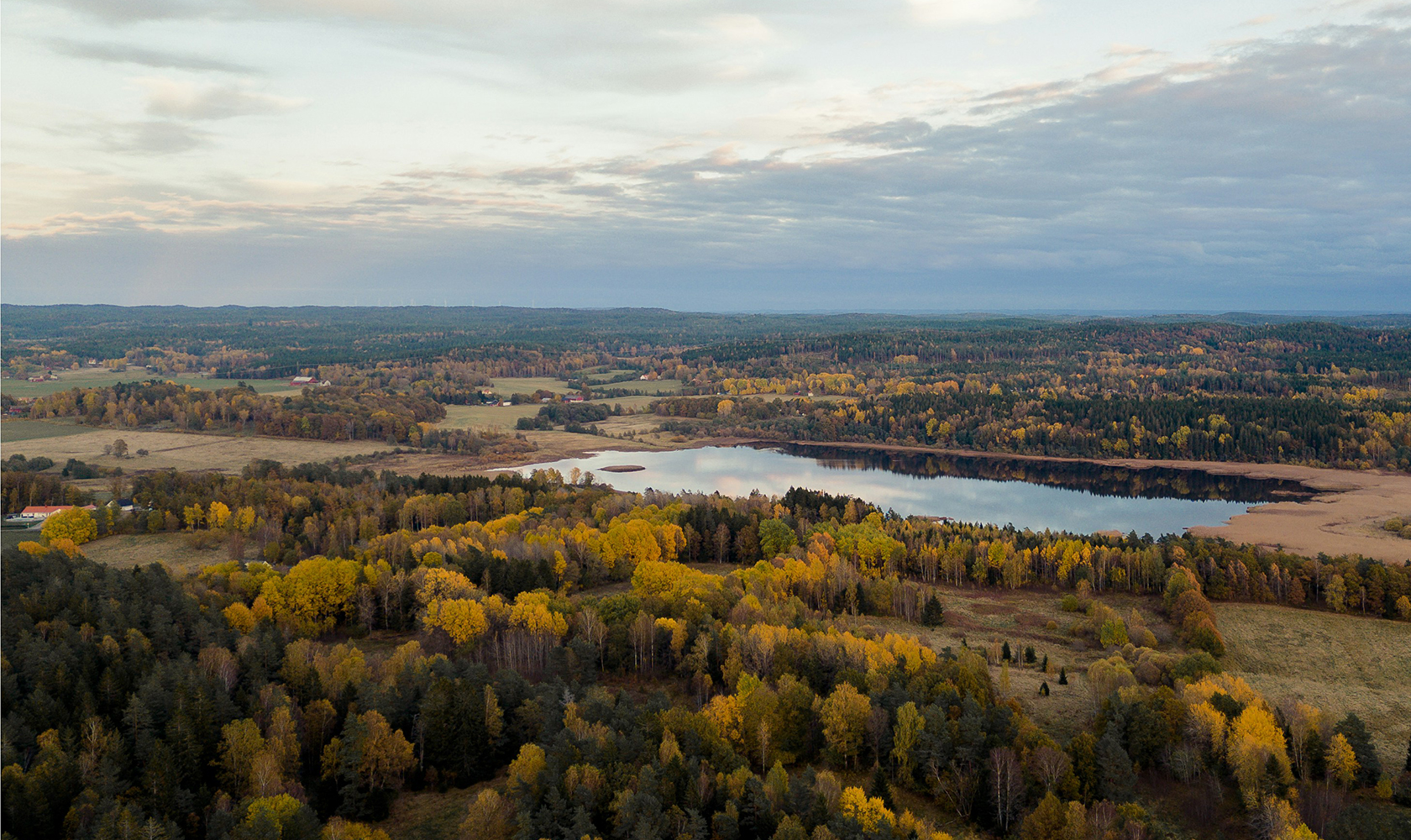 Flygbild över skog och sjö