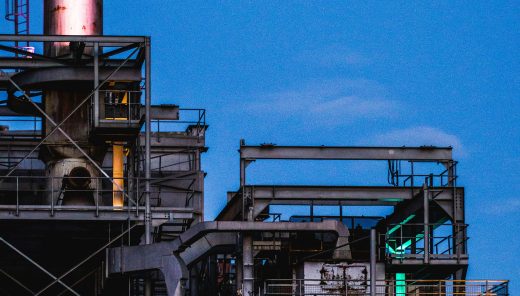 Industribyggnad och blå himmel