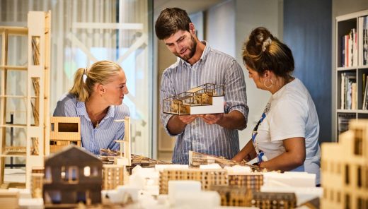 Medarbetare jobbar med en modell