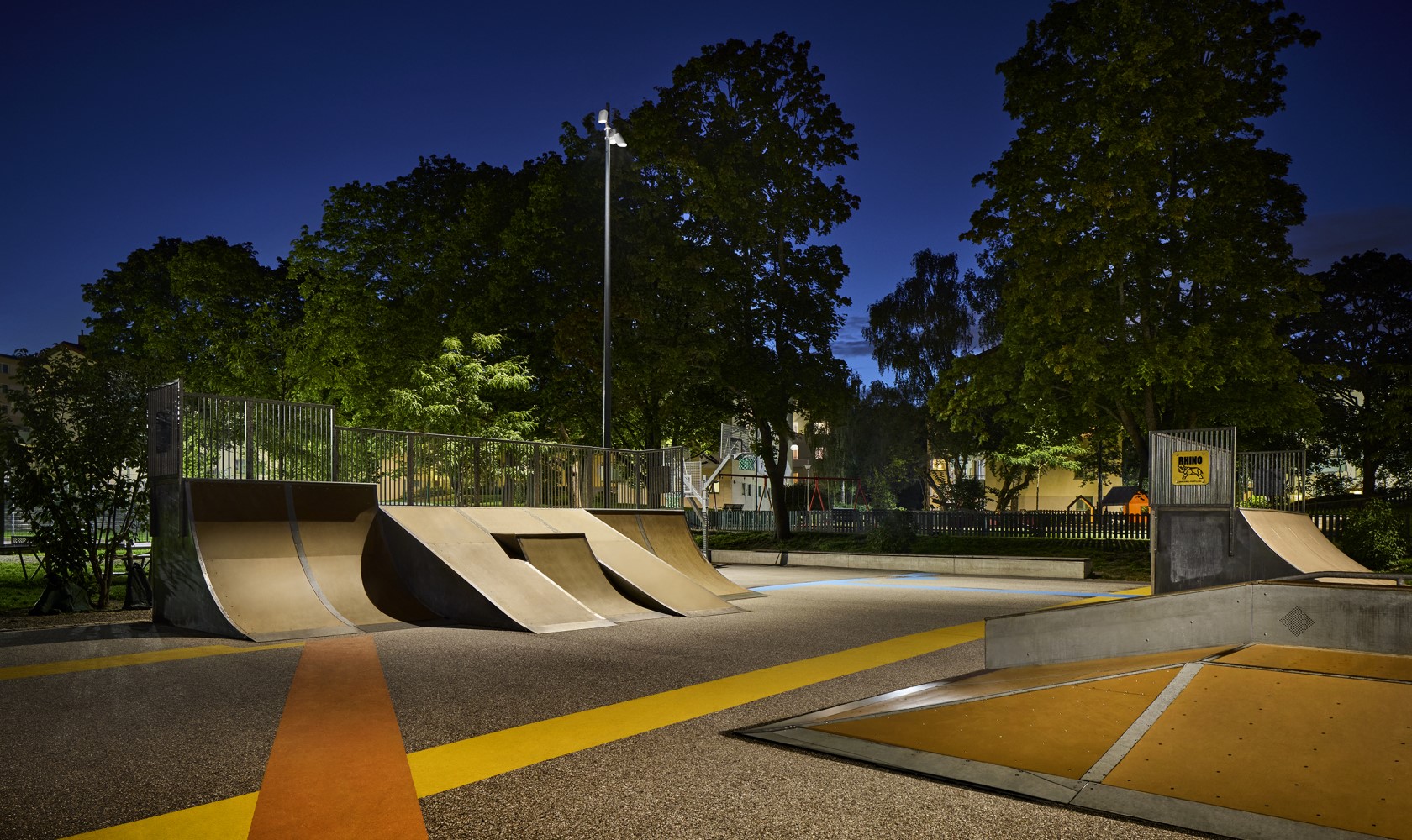 Ljussättning av Tranebergsvägens lekpark nattetid.