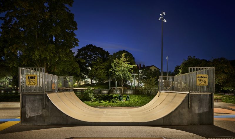 Ljussättning av Tranebergsvägens lekpark nattetid.
