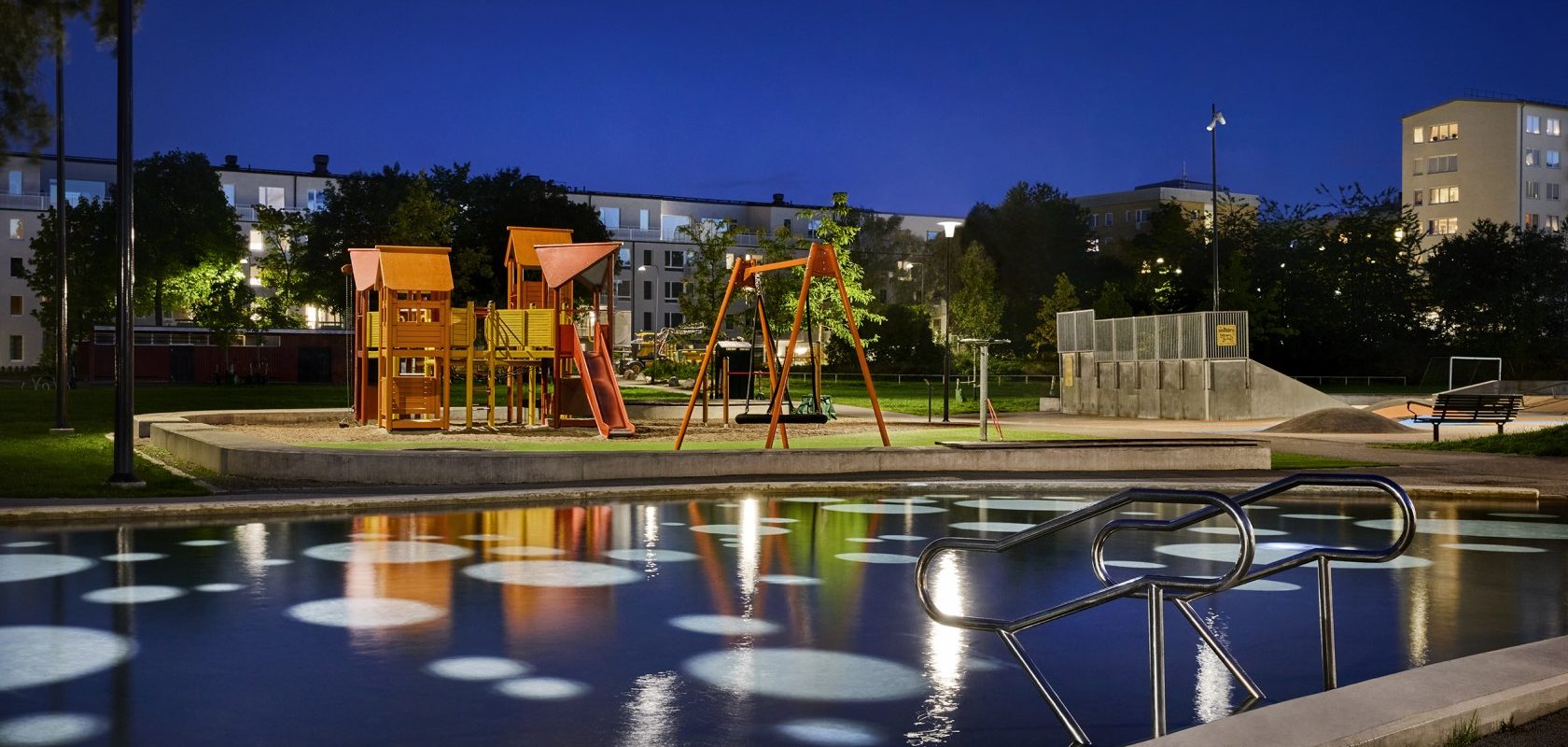 Ljussättning av Tranebergsvägens lekpark nattetid.