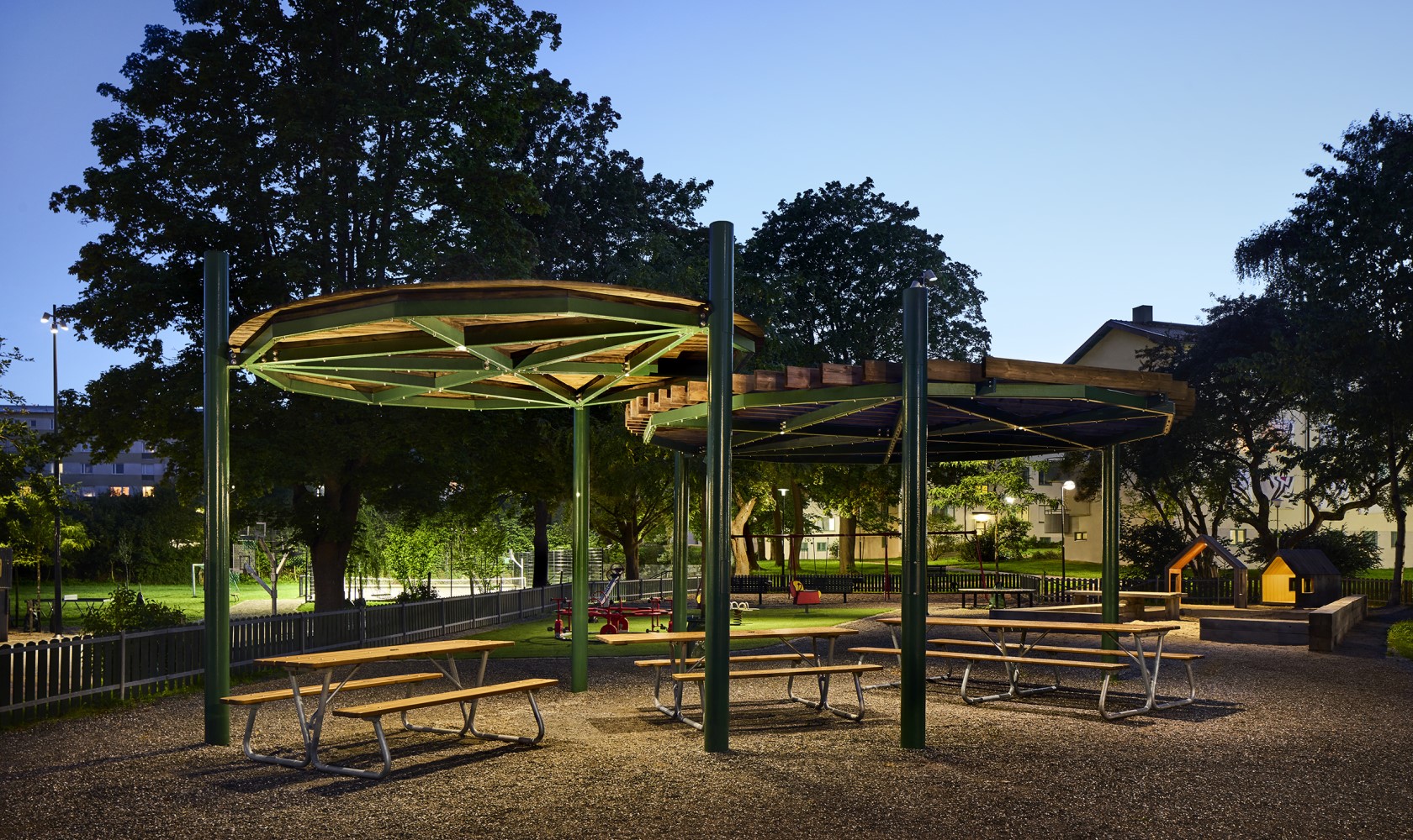Ljussättning av Tranebergsvägens lekpark nattetid.