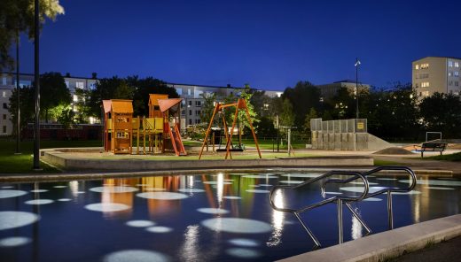 Ljussättning av Tranebergsvägens lekpark nattetid.