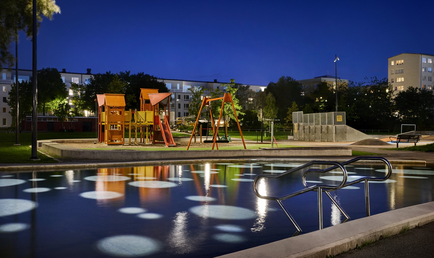 Ljussättning av Tranebergsvägens lekpark nattetid.
