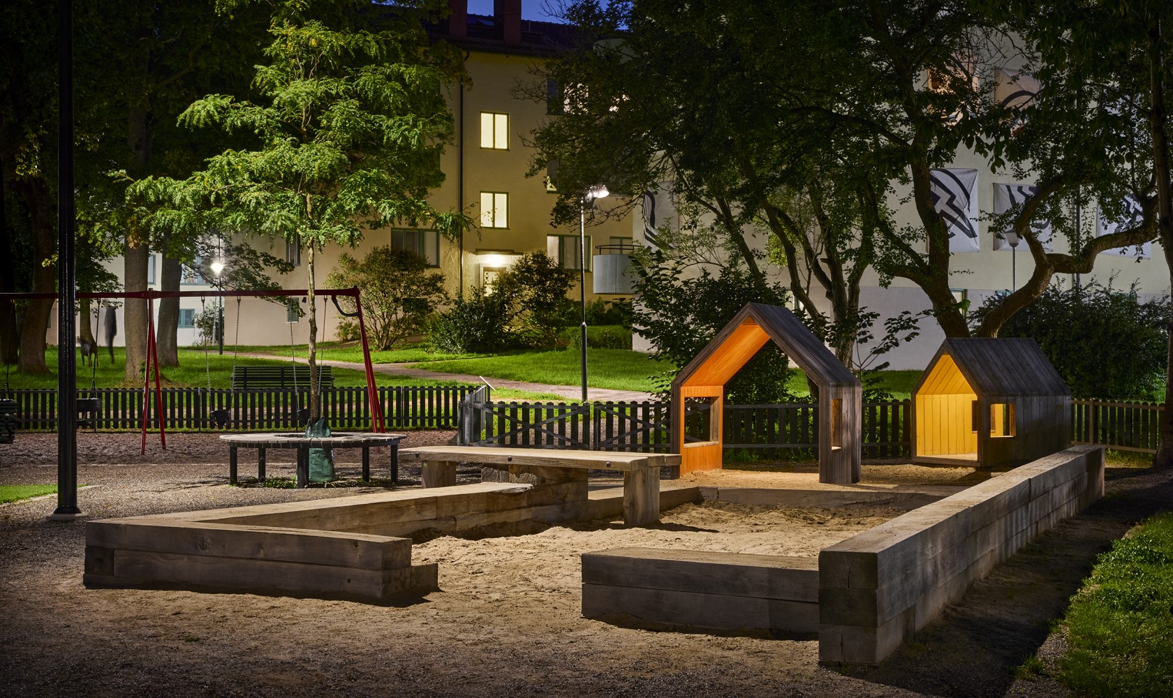 Ljussättning av Tranebergsvägens lekpark nattetid.