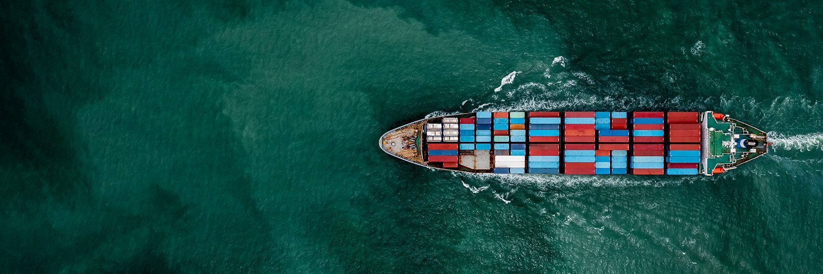 Ett containerfartyg på havet