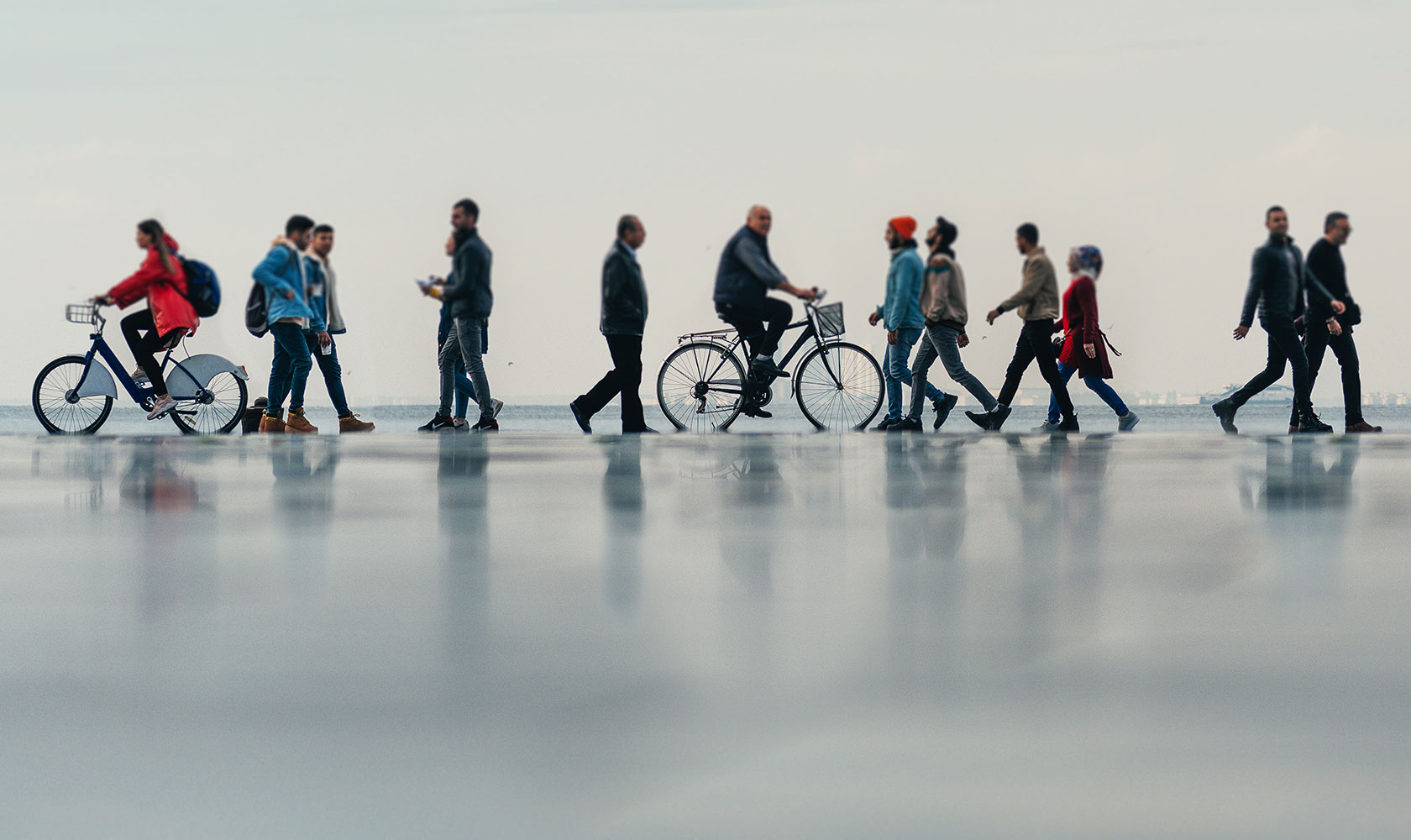 Människor som går och cyklar framför horisonten