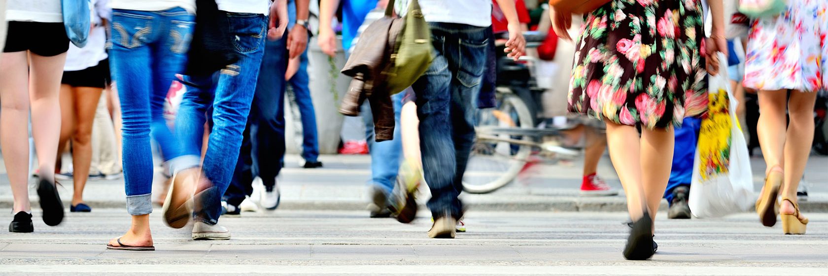 Vårklädda människor på gata