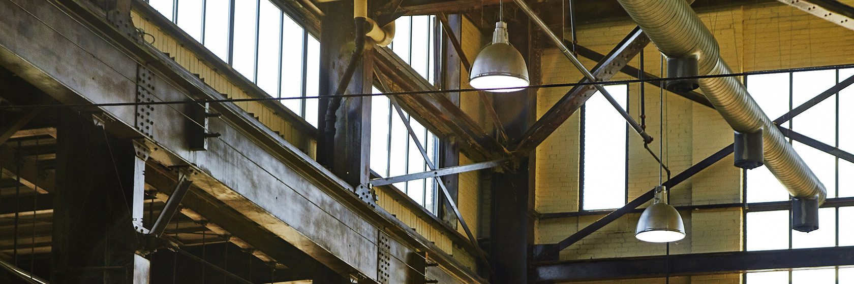 Gamla lampor i en fabrik