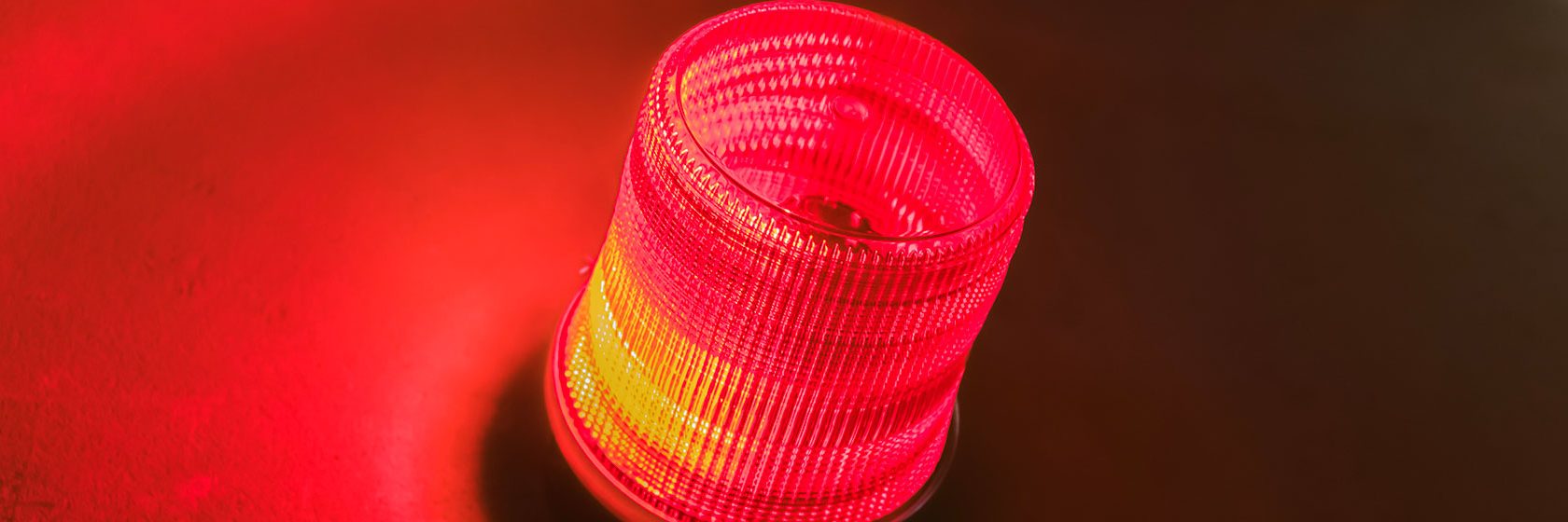 En röd lampa på en vägg