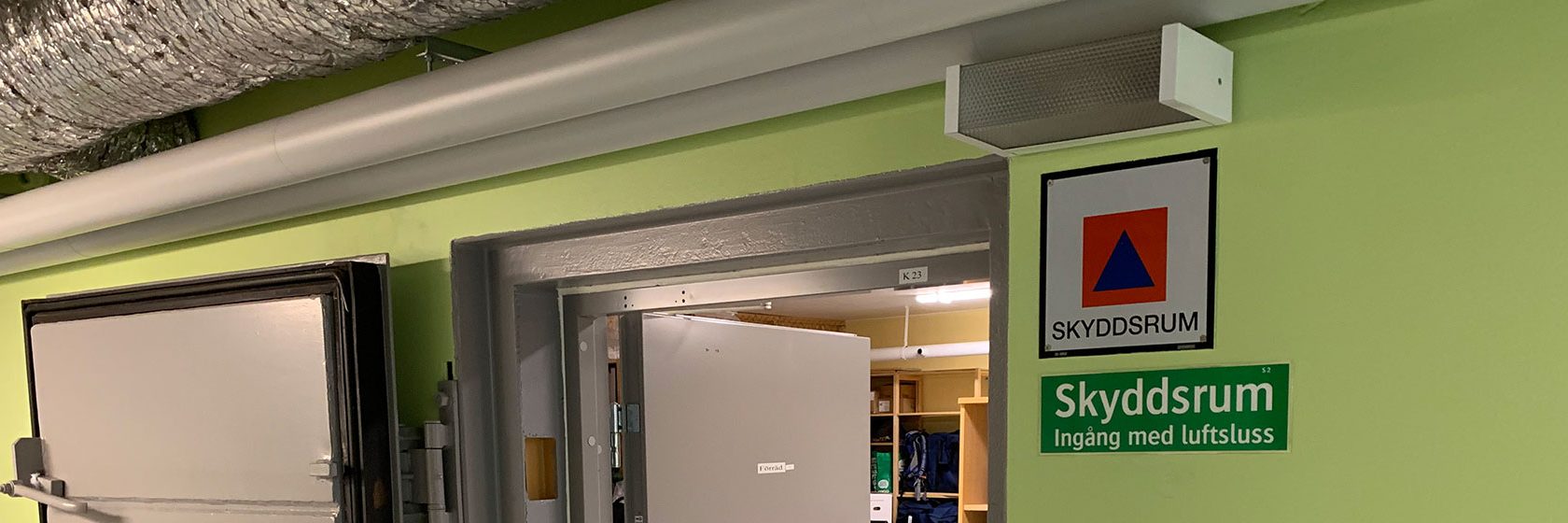Ingång till ett skyddsrum i en källare