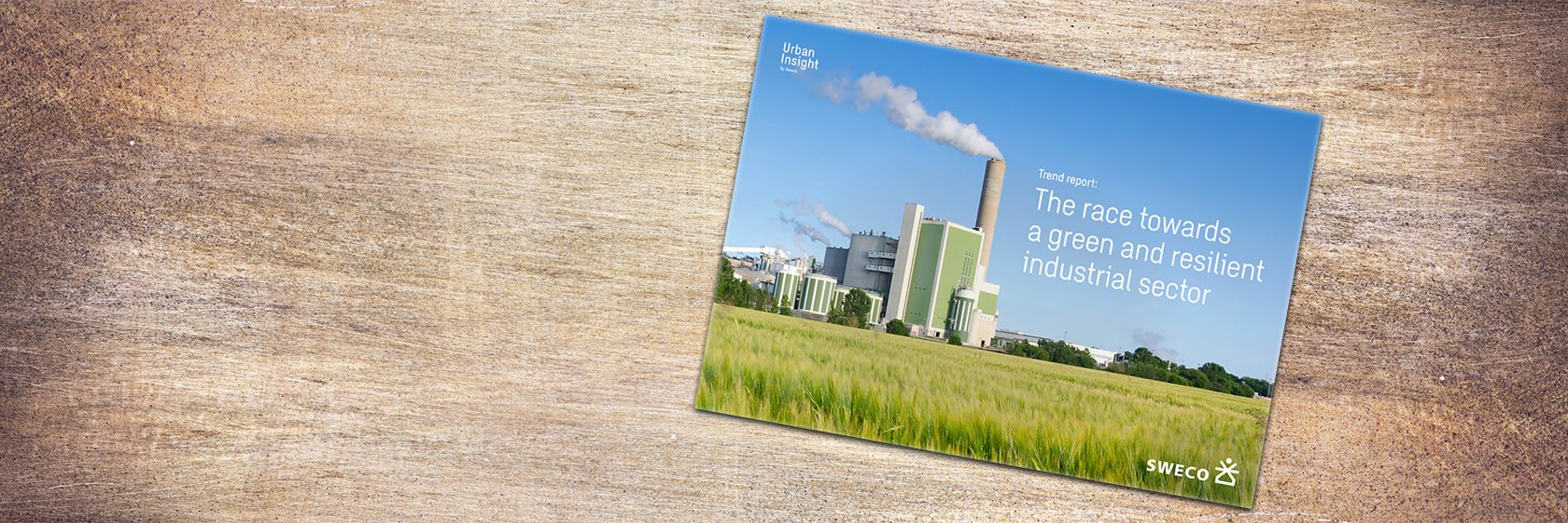 Broschyr liggandes på en bordskiva av trä