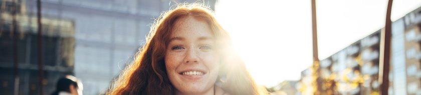 Kvinna i närbild i urban miljö